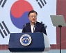 文대통령 "SLMB 미사일 성공, 아무도 흔들 수 없는 자주국방 역량"