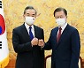 文, 中왕이 만나 "베이징올림픽, 대북 관계 개선 전기되길"