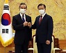문 대통령 "베이징올림픽 성공 기대", 왕이 "남북관계 개선 계기 노력"