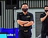 [JB포토] 2021 MG새마을금고 KBL컵대회, 경기 지켜보는 LG 조성원 감독