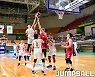 [JB포토] 2021 MG새마을금고 KBL컵대회, 리바운드 다툼하는 SK와 LG