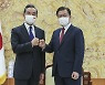 문 대통령 만난 왕이 "핵심이익 존중"..미 대중견제 동참 말라 요구