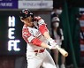 오태곤 '베이스 맞는 행운의 2타점 적시타' [MK포토]