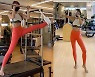 "49세 몸매 맞나요?"..최은경, 브라톱 입고 뽐낸 '삼지창 복근'