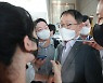 [머니S포토] 취재진 질문에 답하는 구현모 KT 대표