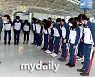 [MD포토] 양궁대표팀 '예의바른 인사 나누며 출국'