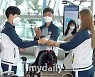 [MD포토] 안산 '김제덕, 강채영에게 손소독제 뿌려주는 막내'