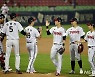 LG, 삼성 잡고 2위 탈환..이형종 결승포·김민성 쐐기포