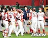 '귀중한 적시타 쾅' 오태곤, "올해 이 자리(인터뷰실) 처음 앉았어요" [인천 톡톡]