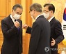 왕이 외교부장과 인사하는 서훈 국가안보실장