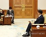 왕이 외교부장 인사말 듣는 문재인 대통령