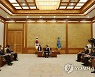 왕이 외교부장 인사말 듣는 문재인 대통령