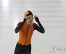 기록 확인하는 김민선