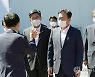 공대지미사일 설명 듣는 문 대통령