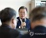 관계자 격려하는 문 대통령