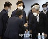 [포토] 금융협회장들과 인사나누는 금융위원장