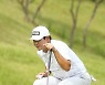 [포토] 주흥철 '그린 경사를 읽는다'