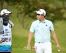 [포토] 버디로 홀아웃하는 김민준