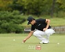 [포토] 그린 보수하는 김학형