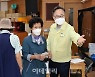 [포토] 국민지원금 접수 현장 찾은 유성훈 금천구청장