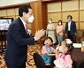 전남 다문화가족과 인사 나누는 김영록 지사