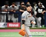 [포토] 정우람 '동료들 볼 면목 없는 동점 허용'