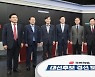 洪 "윤석열 보수 궤멸 앞장" 尹 "그건 홍 대표 지방선거 때"