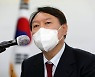 尹 이번엔 인문학 비하 논란..유승민 "정신세계 이해 어려워"