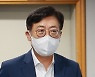 [머니S포토] 간담회 참석하는 박재식 저축중앙회 회장
