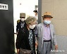 '화상 상봉장 들어서는 이산가족'