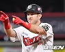'1할 타자' 호잉, 4안타 3타점 폭발하다..KT, 1위 질주 [수원 리뷰]