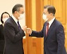 초조한 北, 文-왕이 만난날 미사일 도발