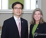 조니 언스트 상원의원과 기념촬영 하는 여한구 통상교섭본부장