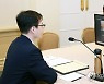 캐롤린 말로니 하원의원과 화상면담하는 여한구 통상교섭본부장