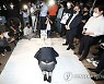 분향소에서 예 갖추는 자영업자들