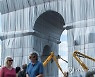 FRANCE ART CHRISTO INSTALLATION