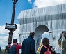 FRANCE ART CHRISTO INSTALLATION