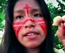"애벌레 맛있어" 아마존 원주민 소녀 먹방, 틱톡서 대박 쳤다[영상]
