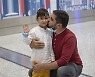 홀로 아프간 탈출한 3세 아이, 캐나다서 아빠 만나