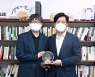 한국웹툰산업협회, '구글갑질방지법' 주역 조승래 의원에 감사패 전달