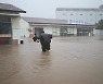 "허벅지까지 순식간에.." 태풍 '찬투'에 물바다 된 제주