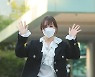 [포토] 웬디, 신나는 출근길 손인사