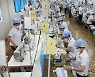 베트남 섬유·신발산업, 생산 정상화까지 장기간 소요 전망 [KVINA]