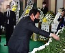 "하나님 믿어야돼"..조용기 목사 빈소찾은 尹에 단체 안수기도 논란