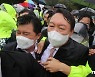 구미서 '욕설' 봉변 윤석열..경주선 "정권교체" 환호