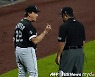 "심판, 실수한거야" 오타니 사구가 KBO 출신투수의 빈볼? 노장감독의 반박