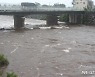 태풍 '찬투' 근접, 급류 흐르는 천미천
