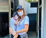 '주영훈♥' 이윤미, 명품백 매고 딸 마중..다 가려도 연예인