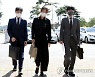 경찰서 들어서는 김포 택배배리점주 아내