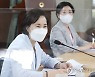 유은혜, 추석 연휴 대학생 기숙사 찾아 주거·방역 점검